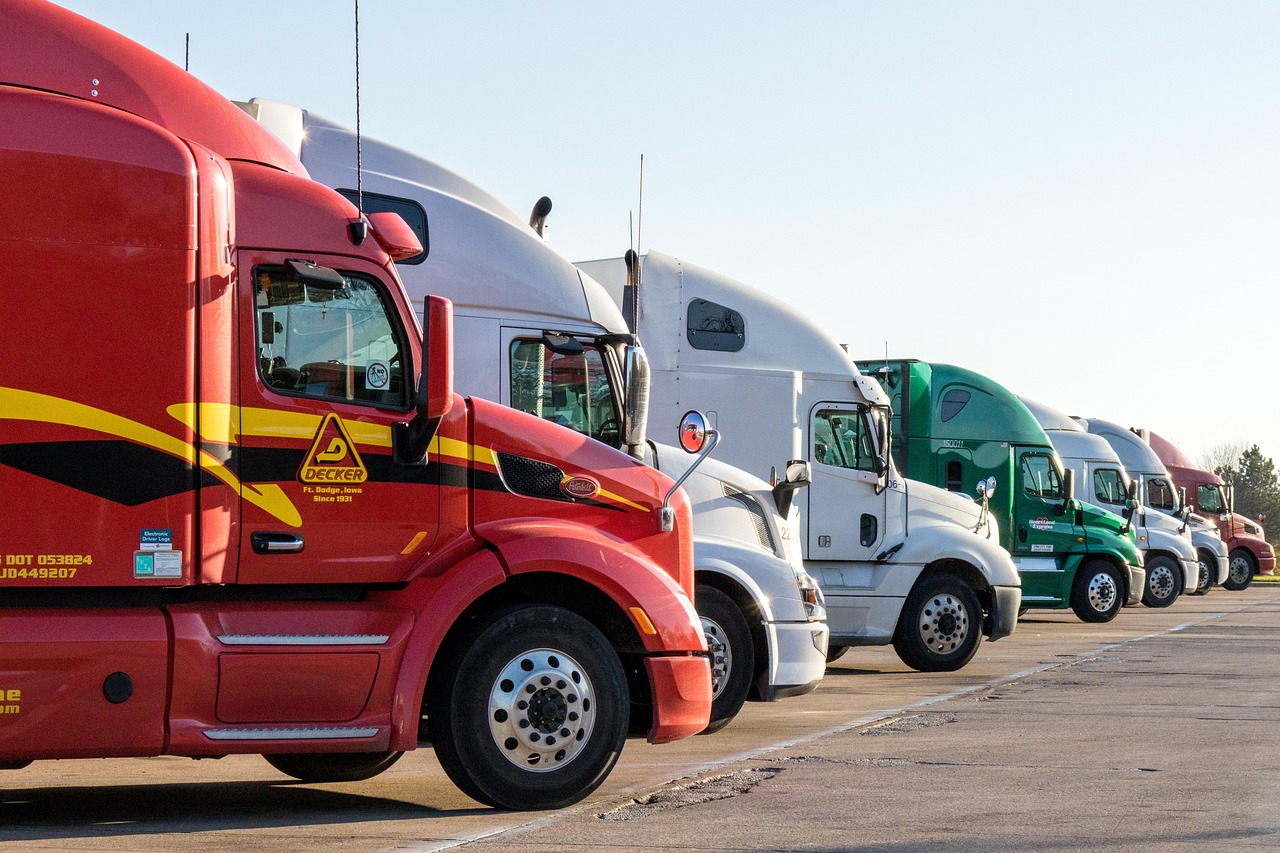 Camion de marfă pe șosea, simbol al unei flote comerciale gestionate eficient